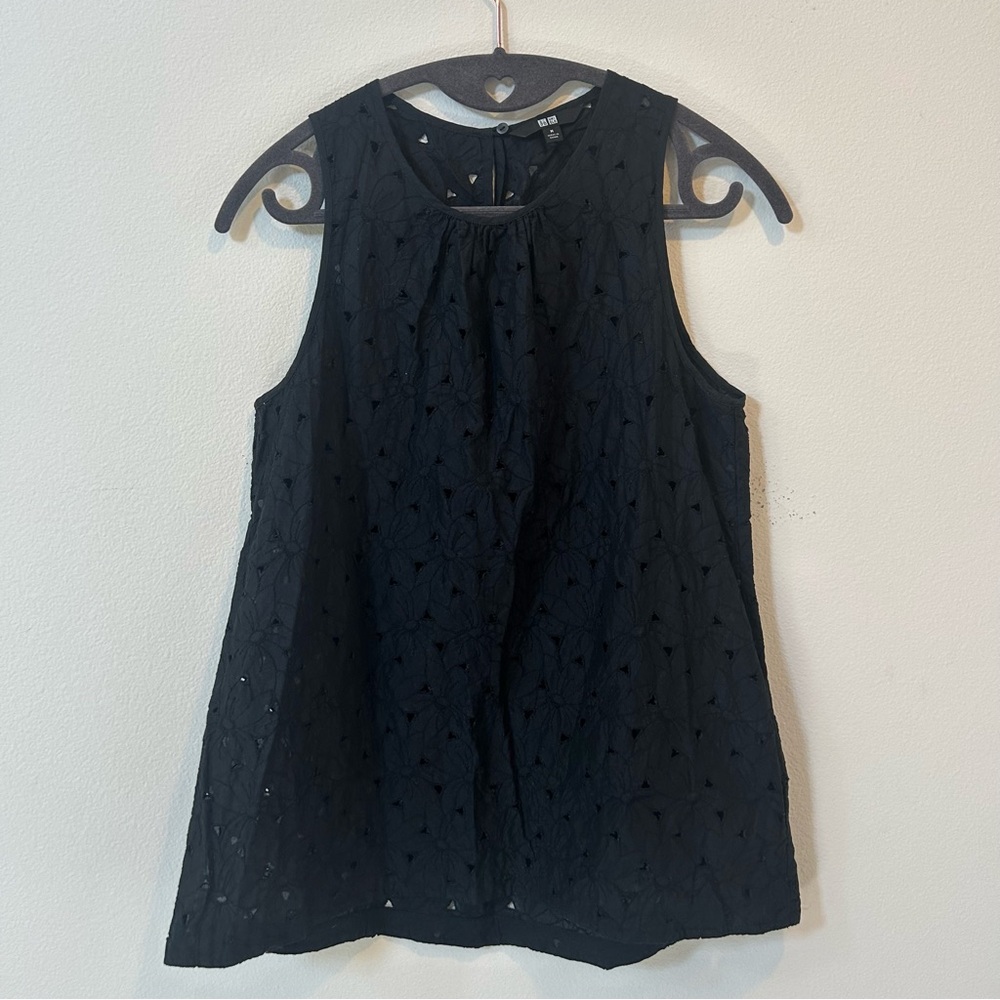 Uniqlo Tank Style Floral Print Sleeveless Laser Cut Top Size Small/Medium Black